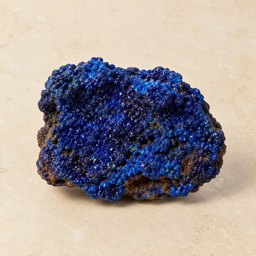 Diepblauw natuurlijk azurietkristal met minerale structuur