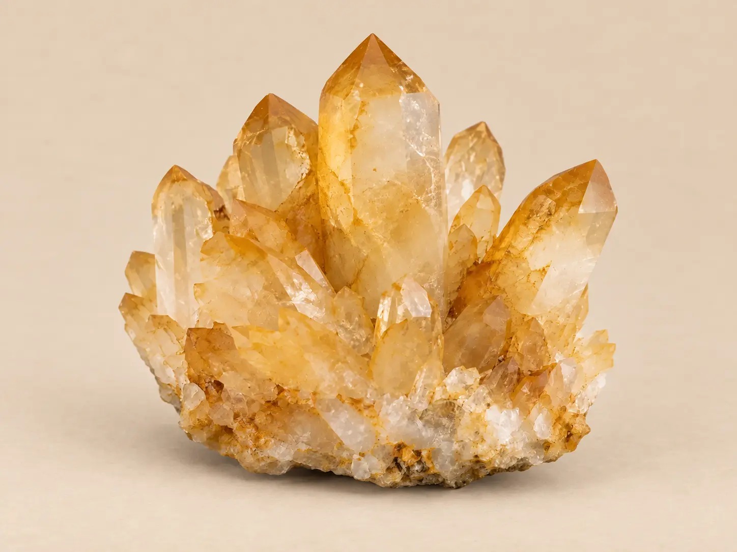 Volledig zichtbare natuurlijke gouden-healer-kwartscluster met warme goudgele ijzeroxidekleur
