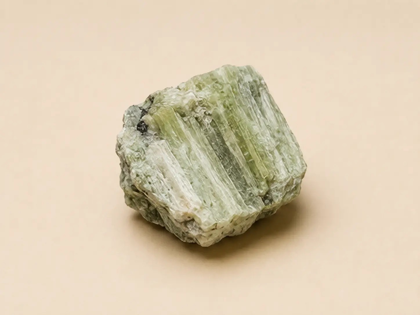 Groen mineraalprofiel van hiddeniet