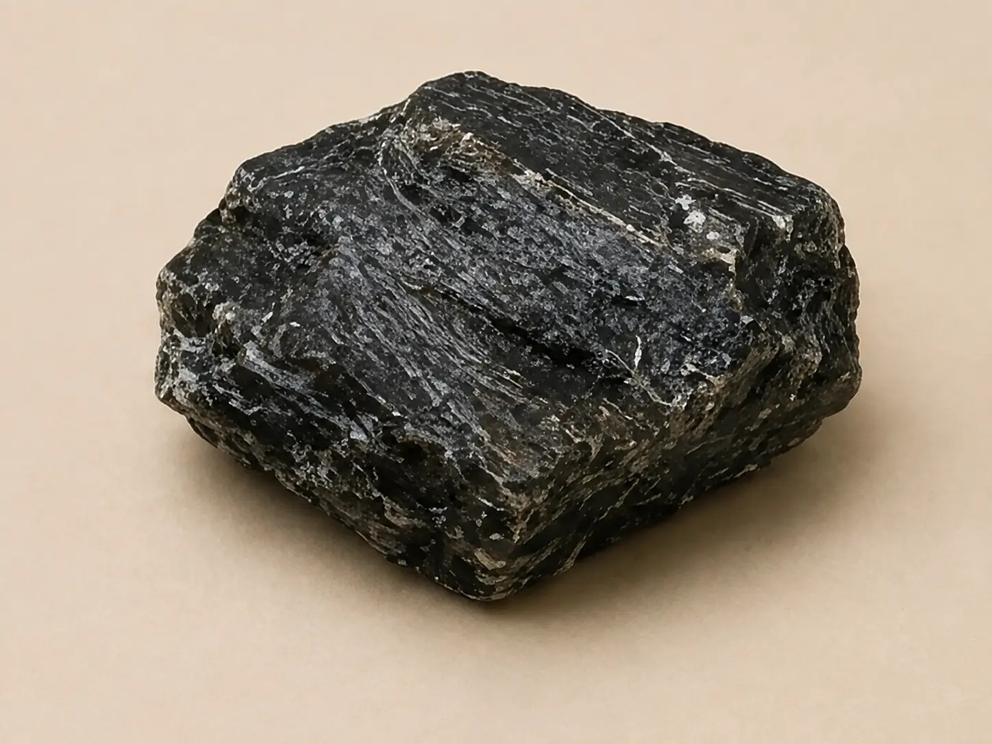 Donkergrijs mineraalprofiel van hyperstheen