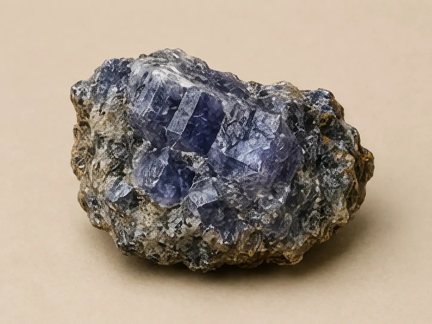 Violetblauw mineraalprofiel van ioliet