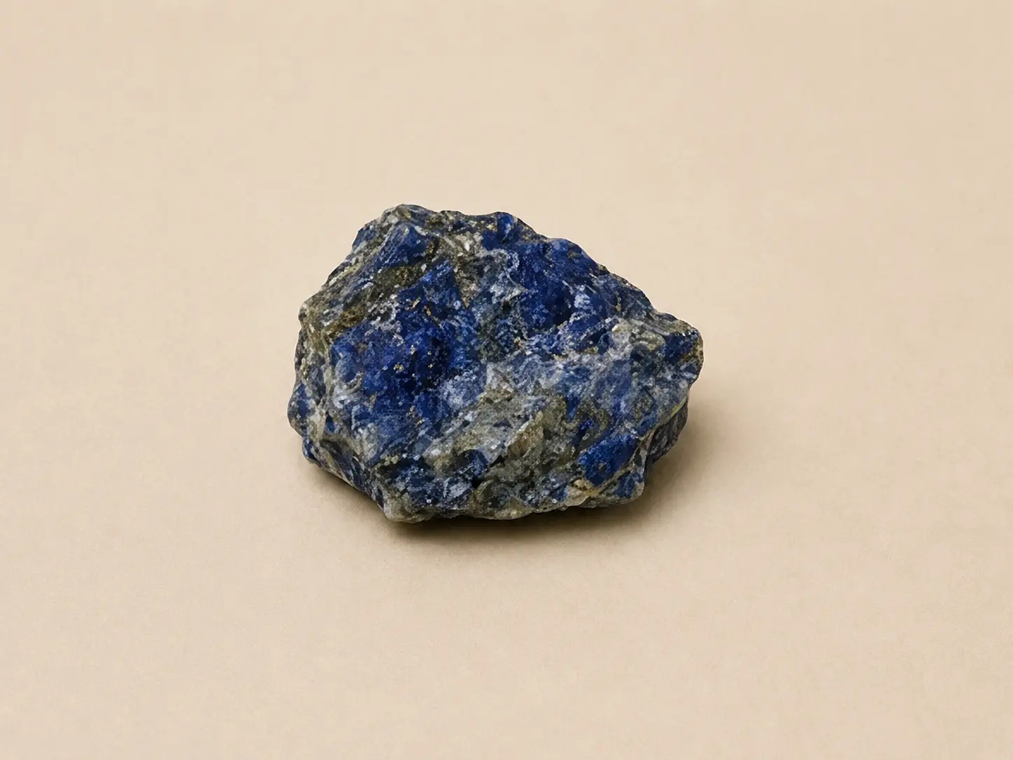 Diepblauw mineraalprofiel van lazuliet