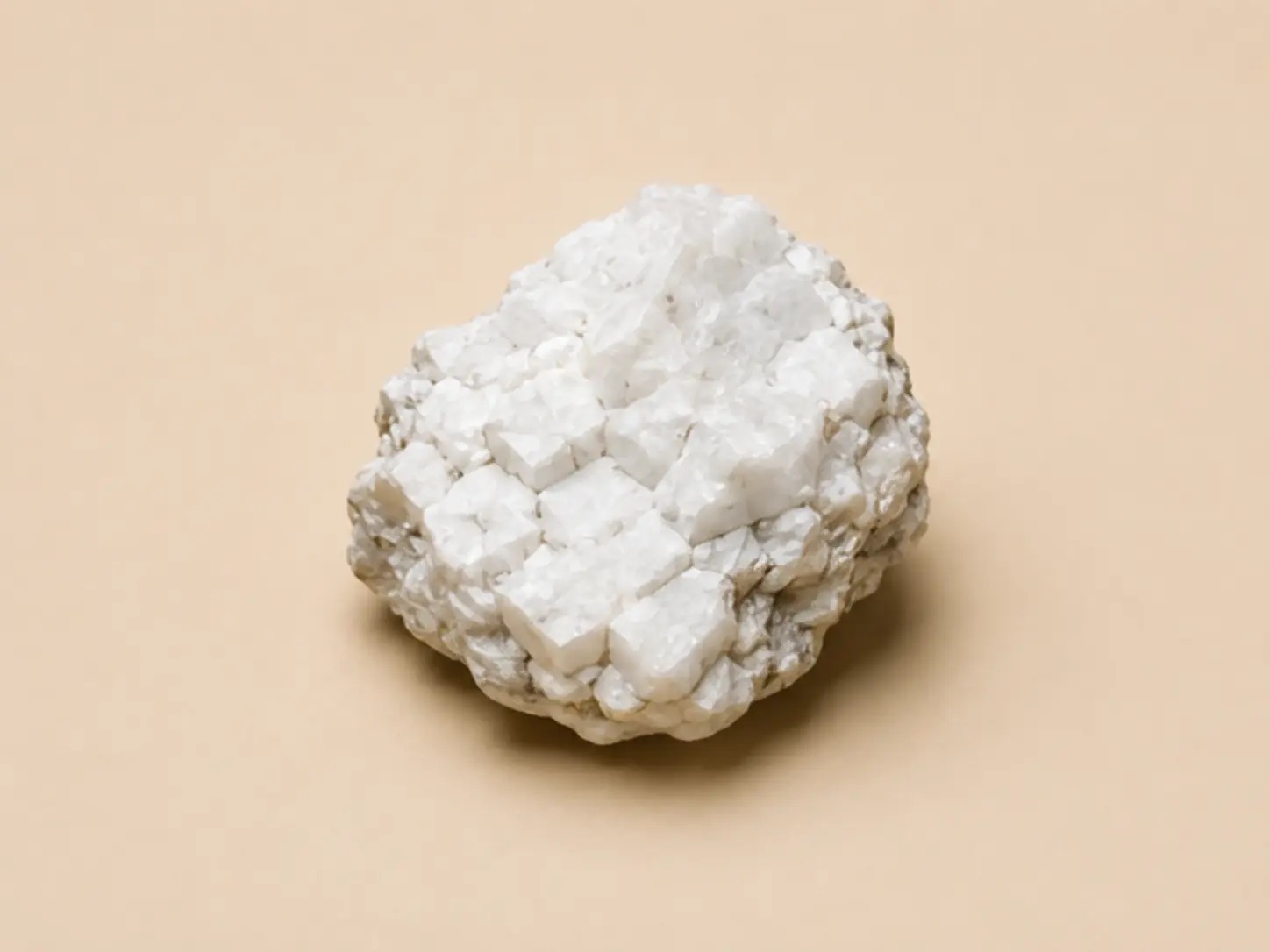 Wit geaderd mineraalprofiel van magnesiet