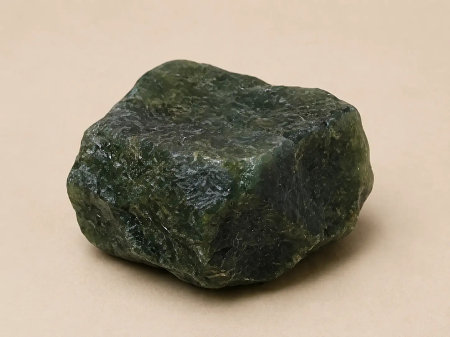 Diepgroen mineraalprofiel van nefriet