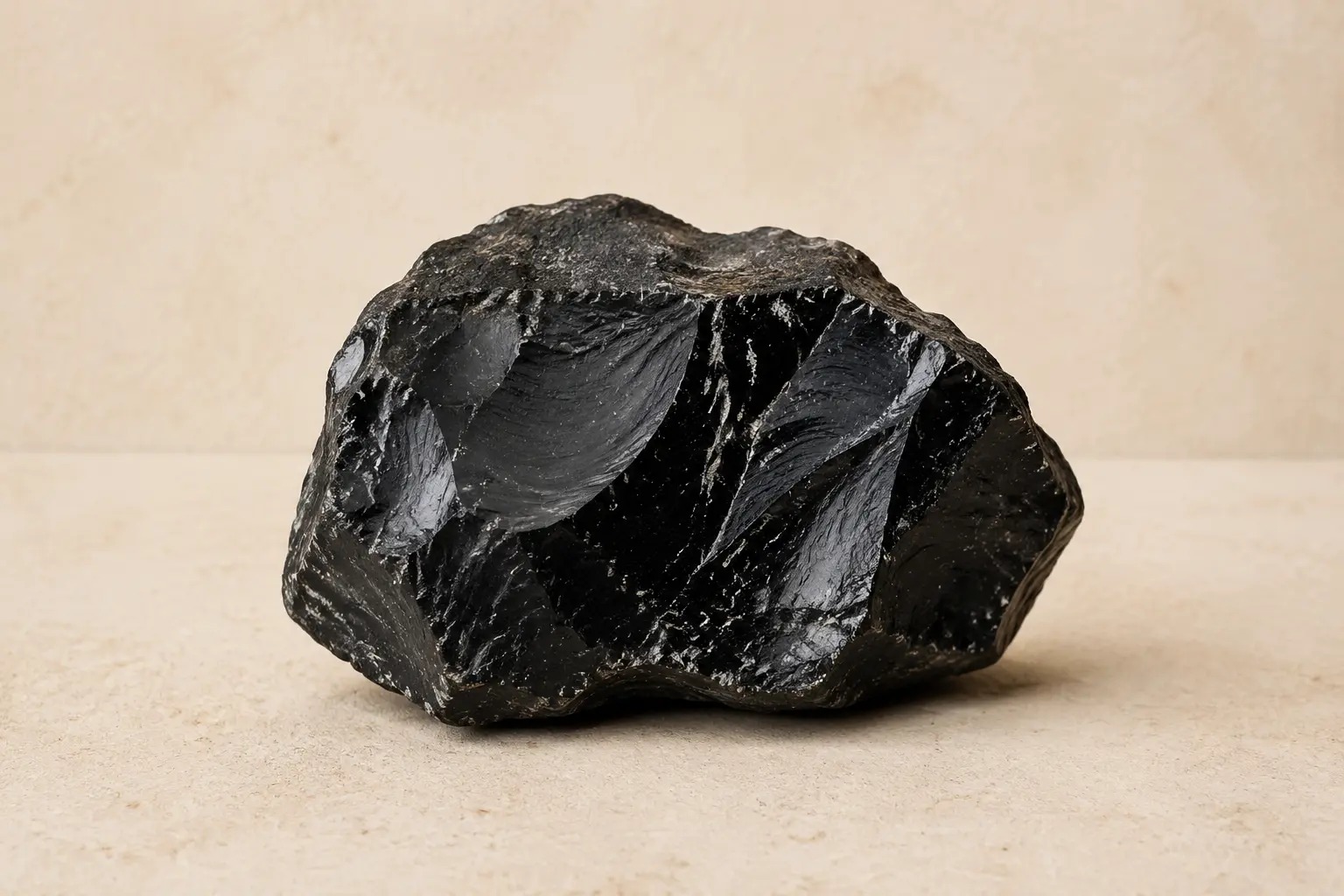 Ruw zwart obsidiaan met een natuurlijke glasachtige glans