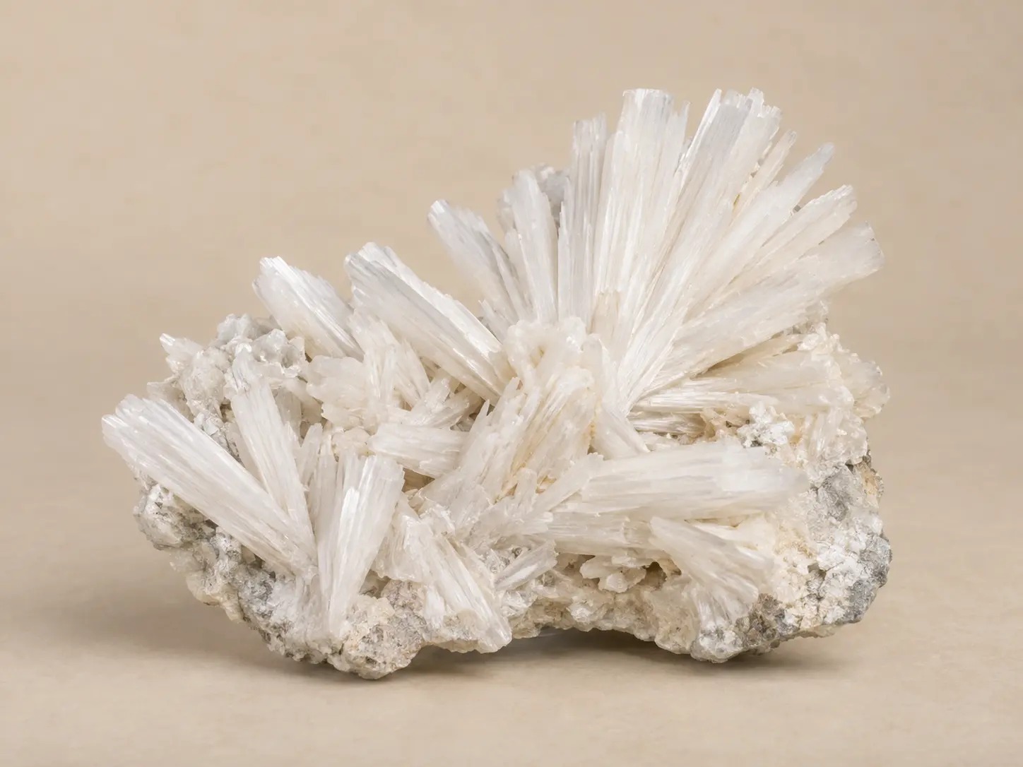 Wit mineraalprofiel van wollastoniet