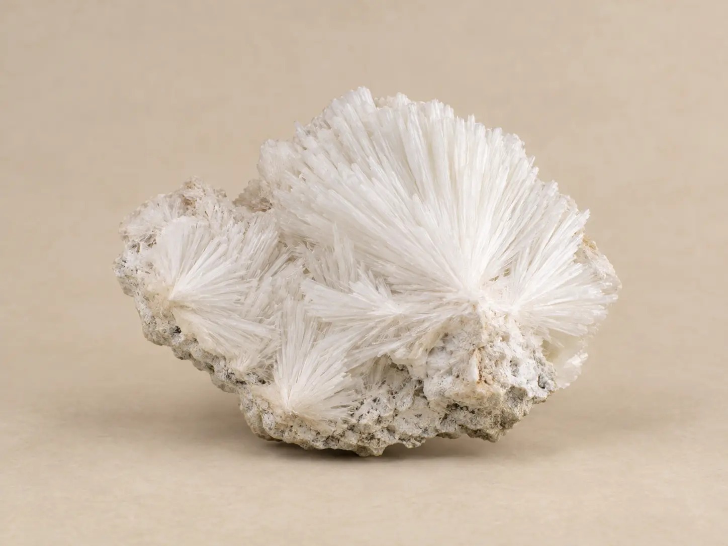 Wit mineraalprofiel van xonotliet