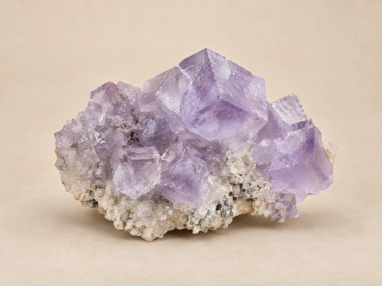 Violet mineraalprofiel van yttrofluoriet