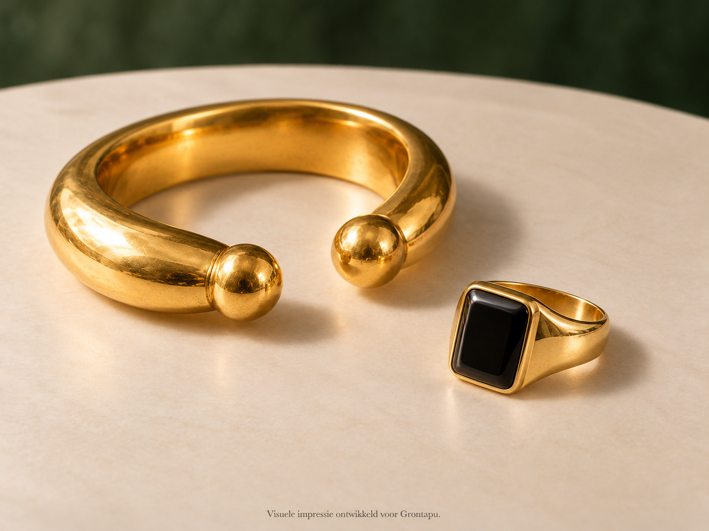 Ring met rechthoekige zwarte steen en boeiarmband