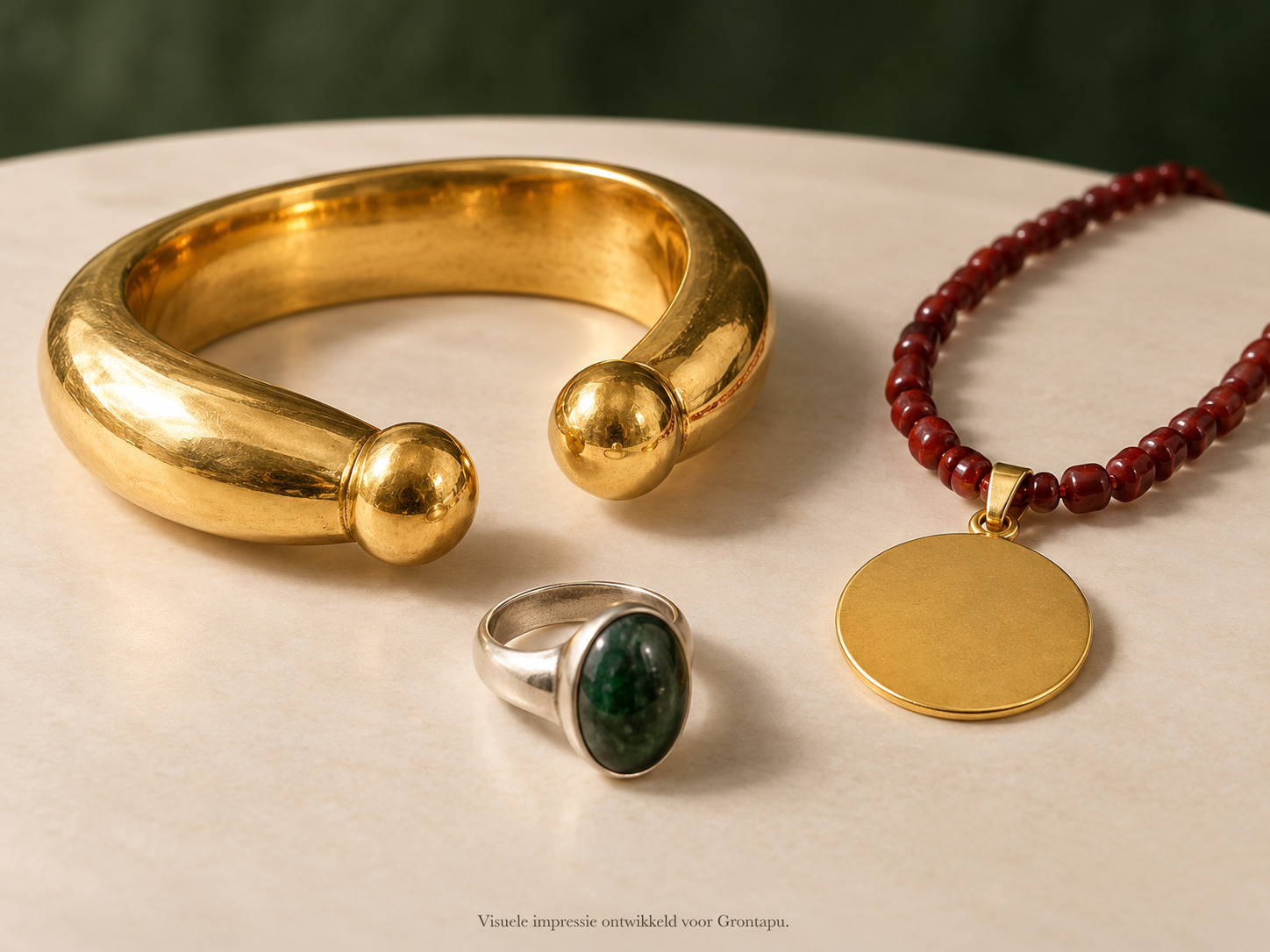 Boeiarmband, munt met rode kralen en zilverkleurige ring met groene steen